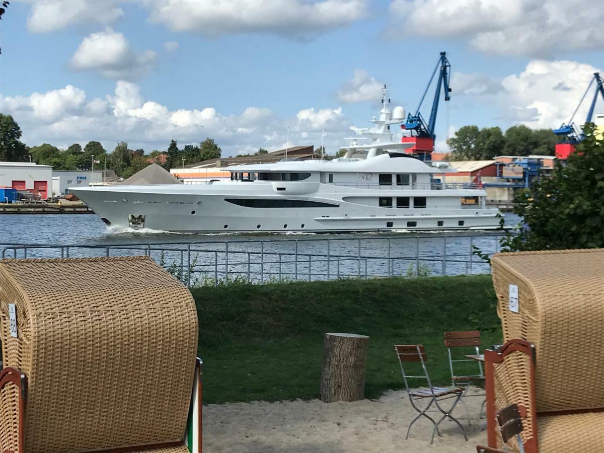 Kanal-Haus "Das Gaestehaus Direkt Am Nok" Osterrönfeld Buitenkant foto
